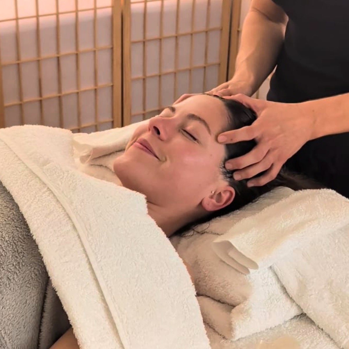 Client receiving a scalp and head massage during a Visaj session